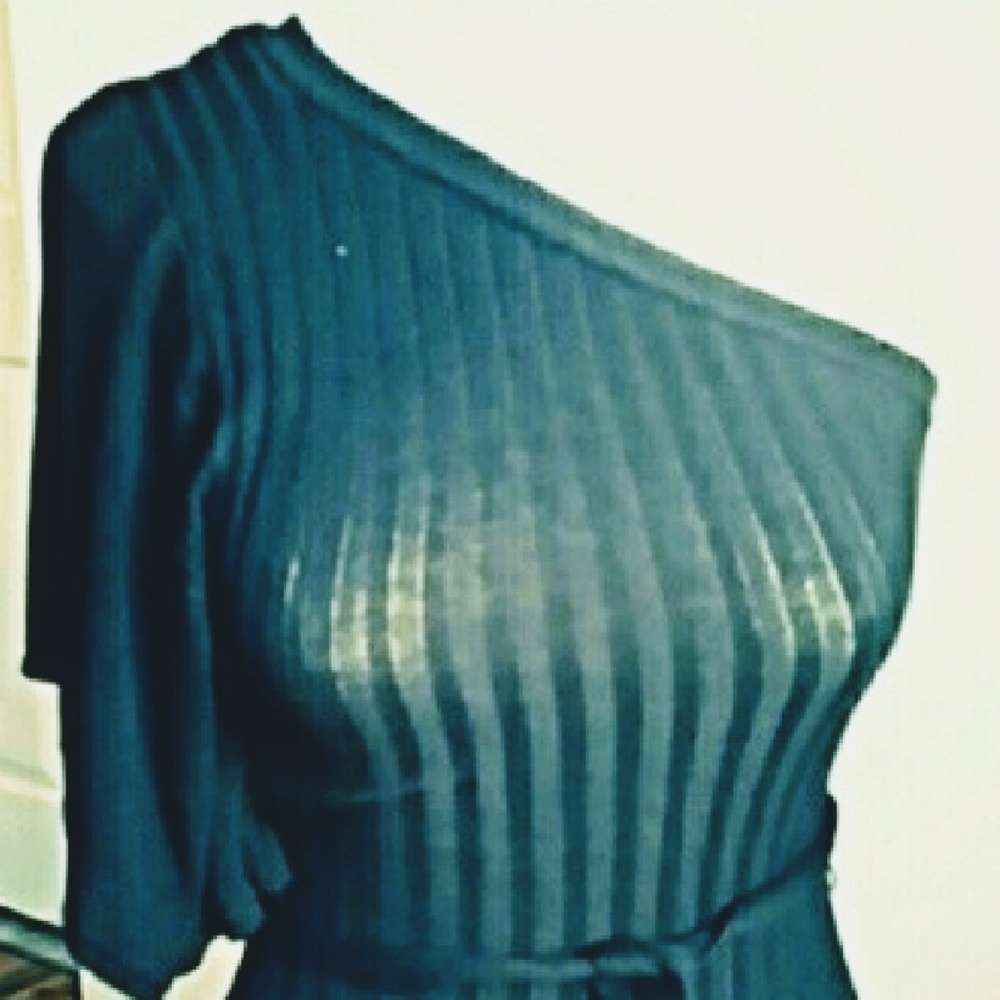 Black cold shoulder sweater XS